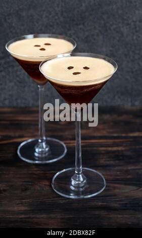 Espresso Martini Cocktails garniert mit Kaffeebohnen Stockfoto