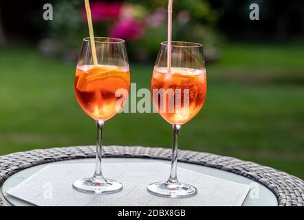 Aperol Spritz mit Orange ist ein perfekter Aperitif für einen Heißer Tag Stockfoto