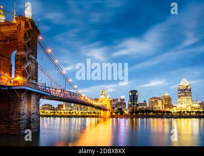 Nachtansicht der John A. Roebling Suspension Bridge über den Ohio River und die Skyline von Downtown Cincinnati Stockfoto