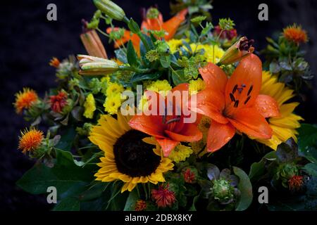 Bouquet mit Sonnenblumen und Lilien Stockfoto