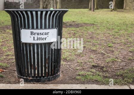 Mülltonnen Mülltonnen Bruscar in einem öffentlichen Park in Irland in der Nähe von Dublin Stockfoto