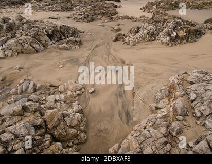 Der Meeresboden an der Küste bei Ebbe mit Sand Und Steine Stockfoto