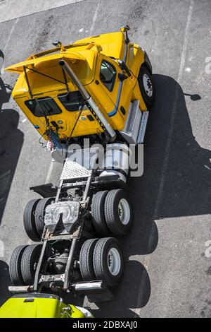 Professionelle Industrie Tag Taxi Big Rig gelb semi-Truck-Traktor Mit Dachspoiler auf dem Lagerparkplatz stehen warten Für beladene Semi-Trai Stockfoto