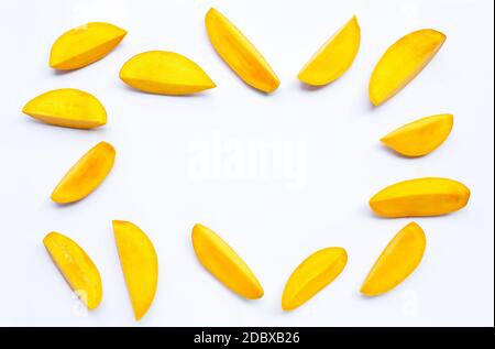 Tropische Frucht, Rahmen aus Mango auf weißem Hintergrund. Speicherplatz kopieren Stockfoto
