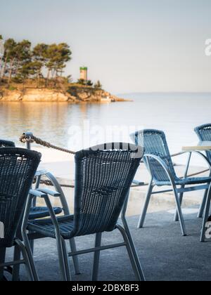 Stuhl und Tisch an einer Strandbar auf Rab Kroatien Stockfoto