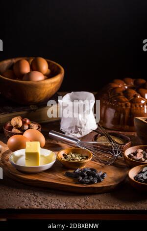 Verschiedene Backzutaten, Gewürze und Küchenutensilien im Vintage-Stil. Weihnachtsbackkonzept. Stockfoto