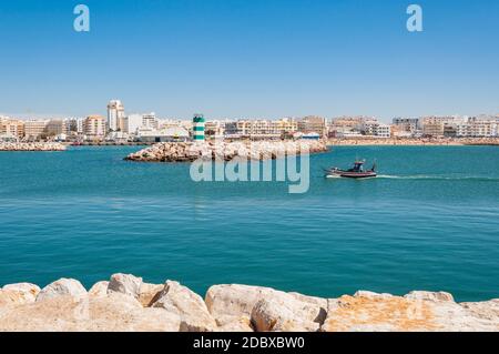 Fischerboot fährt in den Hafen von Vilamoura Stadt, Algarve, Portugal Stockfoto