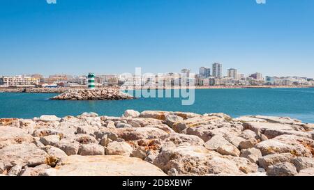 Blick auf den Hafeneingang der Stadt Vilamoura, Algarve, Portugal Stockfoto
