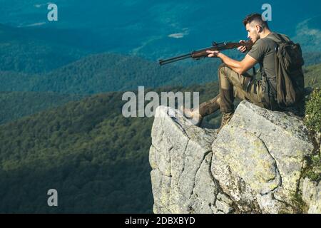 Hunter mit einer Schrotflinte in einer traditionellen Schießkleidung. Wildtierjagd. Hunting Gear - Jagdzubehör und Ausrüstung. Geschlossene und offene Jagd Stockfoto