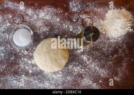 Teig für Pizza über einem Holztisch von oben gesehen Stockfoto