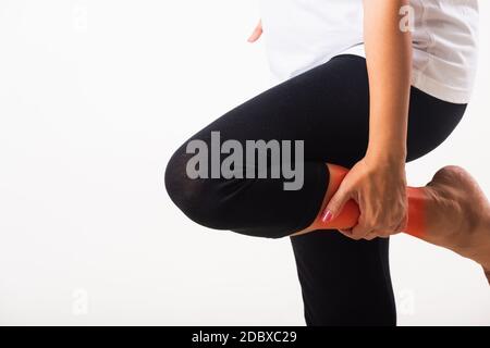 Nahaufnahme junge Frau Schmerzen, Schmerzen Knie leiden und sie verwendet Handgelenk halten Knie Agonie, Studio Schuss isoliert auf weißem Hintergrund Rheuma Gesundheit Stockfoto