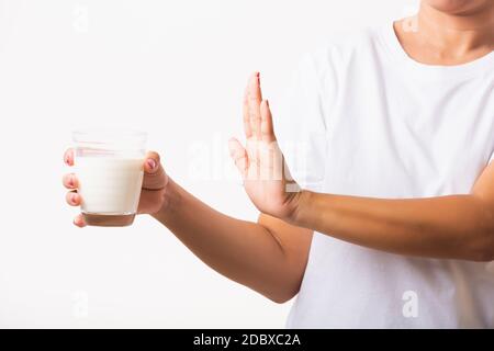 Nahaufnahme Frau hebt eine Hand zu stoppen Zeichen verwenden Hand hält Glasmilch Sie ist schlecht Magenschmerzen hat schlechte Laktose-Intoleranz ungesunde Problem mit Milch Stockfoto