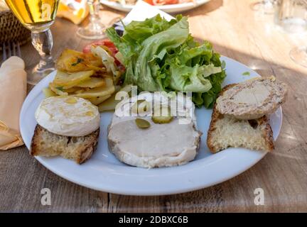 Foie gras auf weiße Platte in La Roque-Gageac, Dordogne, Frankreich Stockfoto