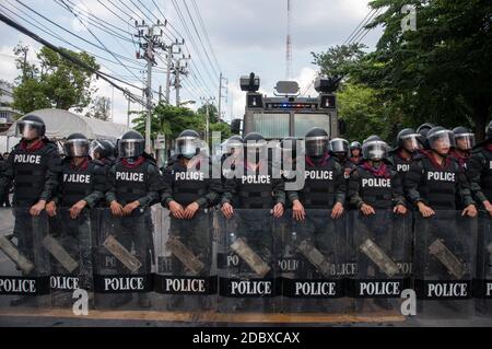 Bangkok, Thailand. November 2020. Die Polizei steht während der Demonstration vor einem Parlamentsgebäude auf der Wache.die thailändische Polizei benutzte Wasserwerfer und Tränengas, um die prodemokratischen Demonstranten zurückzudrängen, die die Änderung der thailändischen Verfassung in der Nähe des parlamentsgeländes in Bangkok forderten. Kredit: SOPA Images Limited/Alamy Live Nachrichten Stockfoto