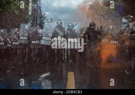 Bangkok, Thailand. November 2020. Die Polizei steht während der Demonstration vor einem Parlamentsgebäude auf der Wache.die thailändische Polizei benutzte Wasserwerfer und Tränengas, um die prodemokratischen Demonstranten zurückzudrängen, die die Änderung der thailändischen Verfassung in der Nähe des parlamentsgeländes in Bangkok forderten. Kredit: SOPA Images Limited/Alamy Live Nachrichten Stockfoto