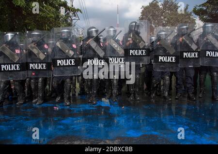 Bangkok, Thailand. November 2020. Die Polizei steht während der Demonstration vor einem Parlamentsgebäude auf der Wache.die thailändische Polizei benutzte Wasserwerfer und Tränengas, um die prodemokratischen Demonstranten zurückzudrängen, die die Änderung der thailändischen Verfassung in der Nähe des parlamentsgeländes in Bangkok forderten. Kredit: SOPA Images Limited/Alamy Live Nachrichten Stockfoto