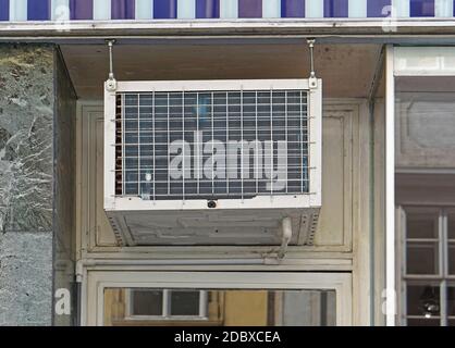 Fenster der Klimaanlageneinheit über der Tür Stockfoto