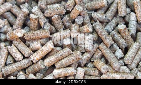 Große Haufen von recycelten Pellet für Heizung Stockfoto
