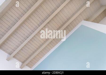 Moderne Holzdecke mit freiliegenden Balken. Innen Holzdach mit freiliegenden Balken. Stockfoto