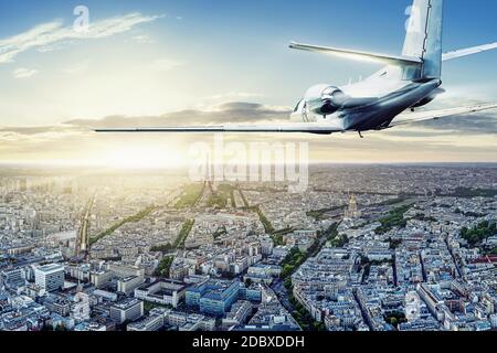 Verkehrsflugzeug kommt in paris an Stockfoto