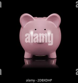 Eine isolierte über einem schwarzen Hintergrund Bild eines rosa Sparschwein zum Sparen von Münzen. Stockfoto