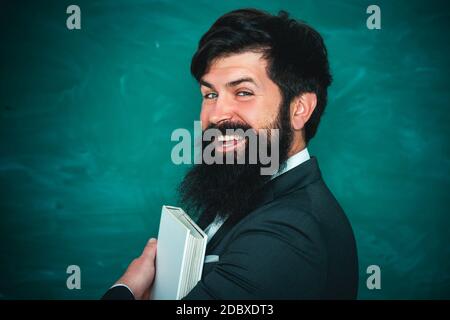 Lehrertag. Professor in der Klasse auf Tafel Hintergrund. Platz für die Kopie des Schwarzen Brettes. Stockfoto