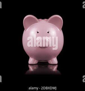 Eine isolierte über einem schwarzen Hintergrund Bild eines rosa Sparschwein zum Sparen von Münzen. Stockfoto
