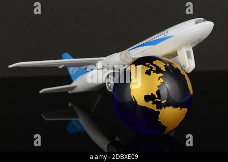 Ein konzeptuelles Bild eines Flugzeugs, das die ganze Welt bereist. Stockfoto