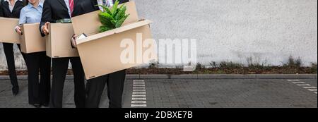 Arbeitslose Ziehen Um. Jobentlassungen. Mitarbeiter Außerhalb Des Büros Stockfoto