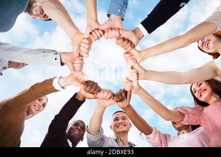 Multikulturelle Und Multirassische Huddle. Team Oder Personengruppe Stockfoto