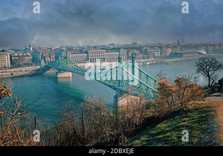 Freiheitsbrücke in Budapest über die Donau. Blick auf die Brücke von oben Stockfoto