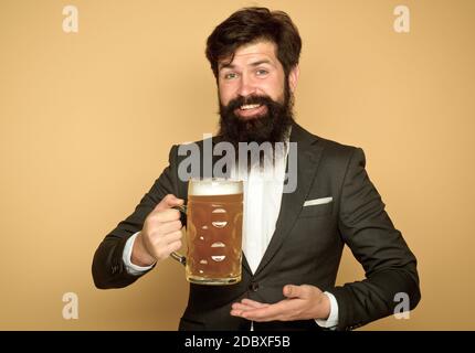 Die Feier oktoberfest Konzept. Bier. Retro-Werbung für alkoholische Getränke. Bartmann trinkt Bier aus einem Bierkrug. Stockfoto