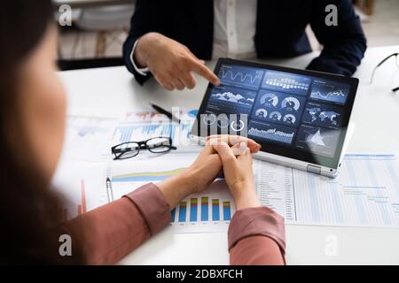 Finanzanalyst Mit Bildschirm Für Konvertible Laptops Mit Grafiken Stockfoto