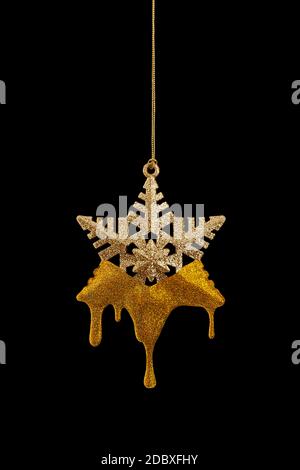 Goldene Weihnachtsstern und fallende Farbe isoliert auf schwarzem Hintergrund. Stockfoto
