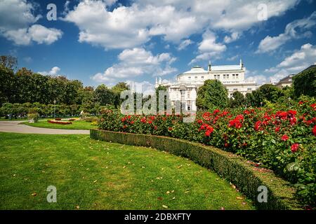 Volksgarten Wien mit Burgtheater, schöner öffentlicher Park mit Blumenbeeten im Zentrum Wiens Stockfoto