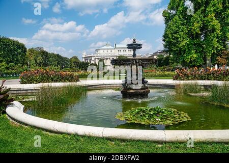 Volksgarten Wien mit Burgtheater, schöner öffentlicher Park mit Blumenbeeten im Zentrum Wiens Stockfoto