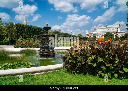 Volksgarten Wien mit Burgtheater, schöner öffentlicher Park mit Blumenbeeten im Zentrum Wiens Stockfoto