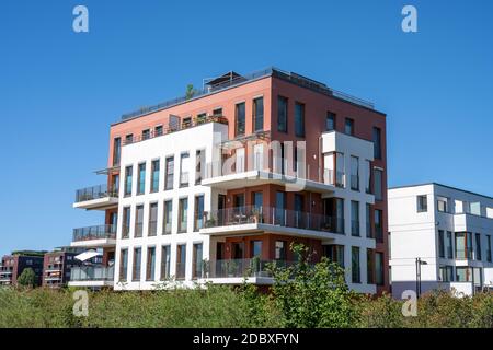 Modernes Stadthaus in einer grünen Umgebung in Berlin, Deutschland gesehen Stockfoto