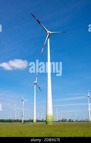 Windturbinen vor einem blauen Himmel in gesehen Deutschland Stockfoto