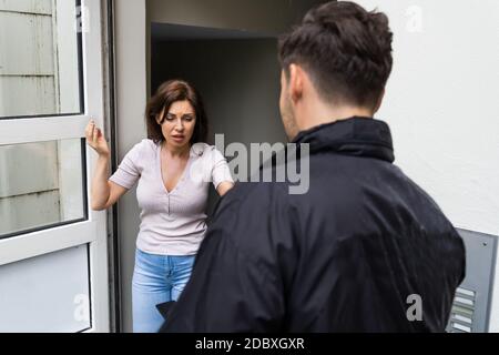 Gerichtsvollzieher Beschlagnahme Oder Verhaftung Von Junger Frau Vor Gericht Stockfoto