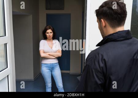 Gerichtsvollzieher Beschlagnahme Oder Verhaftung Von Junger Frau Vor Gericht Stockfoto