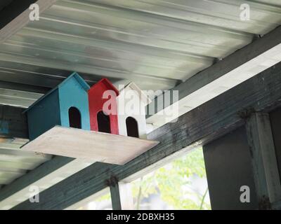 Ein Farbfoto von drei bunten Vogelhäusern Stockfoto