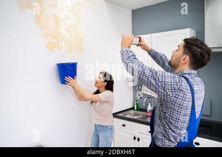 Flecken An Der Decke Durch Wasseraustritt Und Überschwemmung Stockfoto