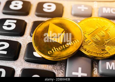 Golden Ether Münzen oder Ethereum Netzwerk Austausch auf Rechner Hintergrund, Blockchain und Geld Kryptowährung (Kryptowährung) Konzept Stockfoto
