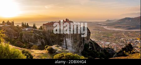 Das Kloster Agios Stephanos, ein unesco-Weltkulturerbe, liegt auf einer einzigartigen Felsformation über dem Dorf Kalambaka. Stockfoto