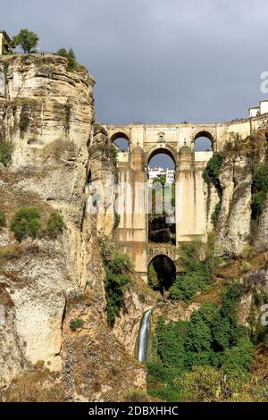 Die Puente Nuevo, Neue Brücke in Ronda, Spanien, überspannt den 120 m tiefen Abgrund, der die Stadt trennt. Provinz Malaga, Spanien Stockfoto