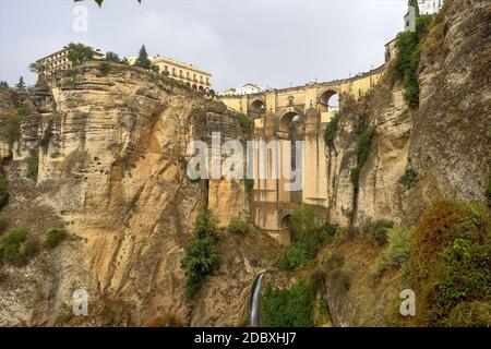 Die Puente Nuevo, Neue Brücke in Ronda, Spanien, überspannt den 120 m tiefen Abgrund, der die Stadt trennt. Provinz Malaga, Spanien Stockfoto