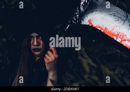 Porträt der Frau Geist Horror sie haben Sense auf der Hand, halloween-Tag-Konzept Stockfoto