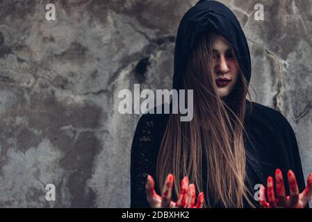 Portrait Monster Frau Geist und Hand haben rotes Blut, halloween-Konzept Stockfoto