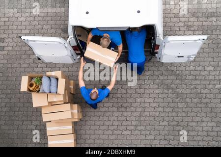 Öffnen Sie Die Lkw-Zustellung. Mover Men Umzugsboxen Stockfoto